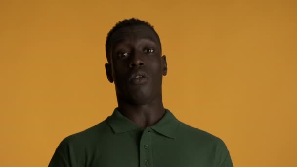 Młody Zaszokowany Afroamerykanin Człowiek Patrząc Aparacie Obrzydzeniem Kolorowe Tło — Wideo stockowe