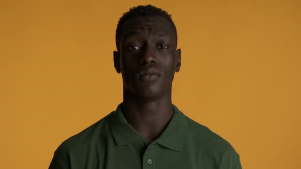Jonge Serieuze Afro Amerikaanse Man Moe Poseren Camera Kleurrijke Achtergrond — Stockvideo
