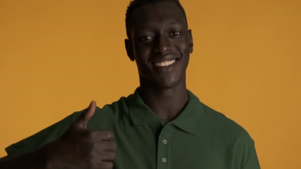 매력적 미소를 아프리카계 미국인 남자가 배경을 카메라로 자랑스럽게 있습니다 — 비디오