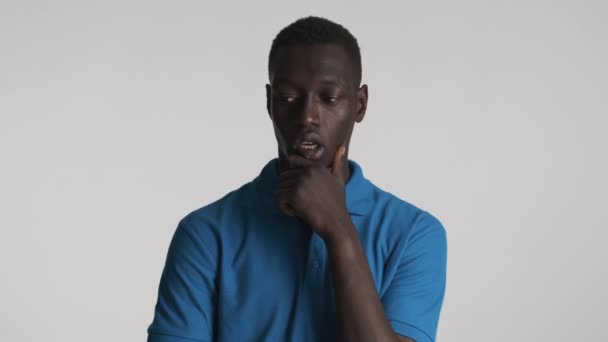 Nachdenklicher Afroamerikanischer Typ Der Über Grauen Hintergrund Nachdenkt Und Neue — Stockvideo