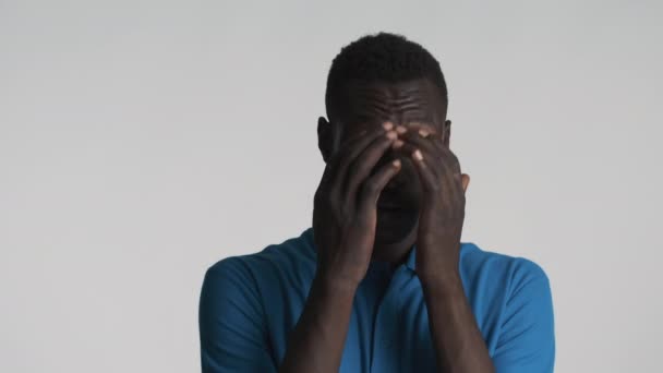 Portrét Mladého Afroameričana Držícího Unaveně Hlavu Před Kamerou Šedém Pozadí — Stock video