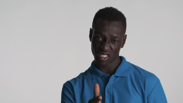 Attraktiver Cooler Afroamerikanischer Typ Der Selbstbewusst Auf Sie Zeigt Gestikuliert — Stockvideo