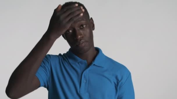 Retrato Jovem Afro Americano Cobrindo Cansativamente Rosto Acenando Sem Gesto — Vídeo de Stock