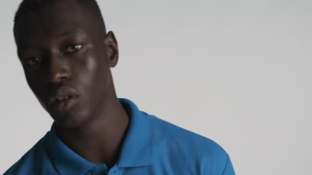 Junger Afroamerikaner Auf Der Suche Nach Jemandem Mit Grauem Hintergrund — Stockvideo