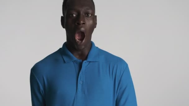Junge Gelangweilte Afroamerikanische Mann Gähnt Und Bedeckt Mund Mit Der — Stockvideo