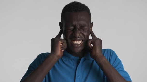 Homem Afro Americano Irritado Emocionalmente Cobrindo Orelhas Com Dedos Não — Vídeo de Stock