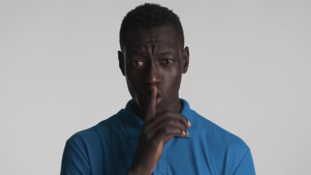 Junger Ernsthafter Afroamerikanischer Mann Zeigt Emotional Schweigegeste Vor Laufender Kamera — Stockvideo