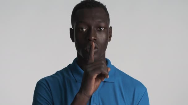 Jovem Atraente Afro Americano Homem Confiantemente Mostrando Gesto Silêncio Câmera — Vídeo de Stock