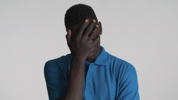 Jovem Homem Afro Americano Decepcionado Cobrindo Rosto Com Mão Acenando — Vídeo de Stock