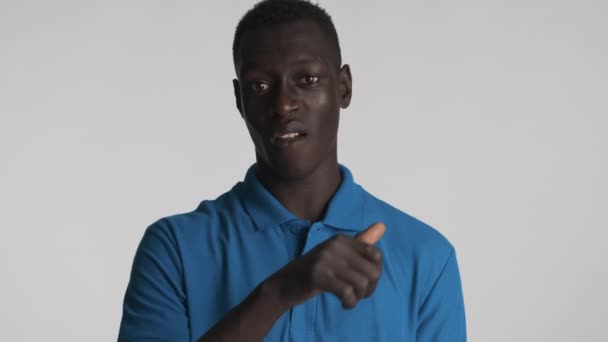 Junger Selbstbewusster Afroamerikaner Droht Vor Laufender Kamera Vor Grauem Hintergrund — Stockvideo