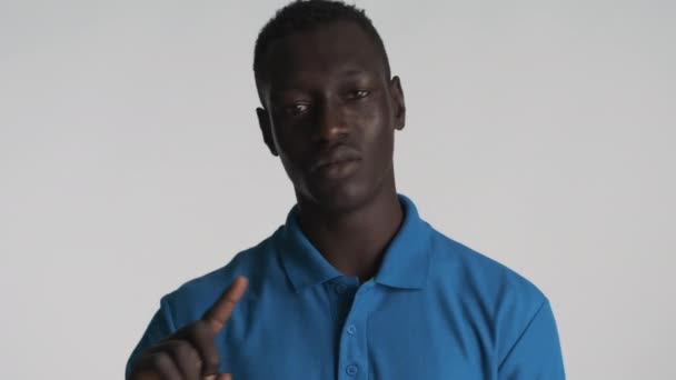 Fiatal Afro Amerikai Férfi Nem Mutat Gesztust Kamera Előtt Szürke — Stock videók