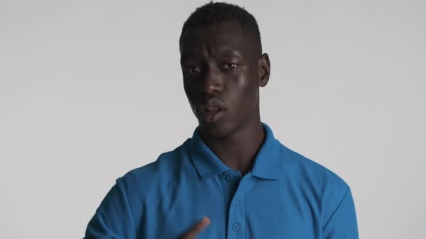 Junger Selbstbewusster Afroamerikanischer Mann Der Mit Dem Kopf Wedelt Und — Stockvideo