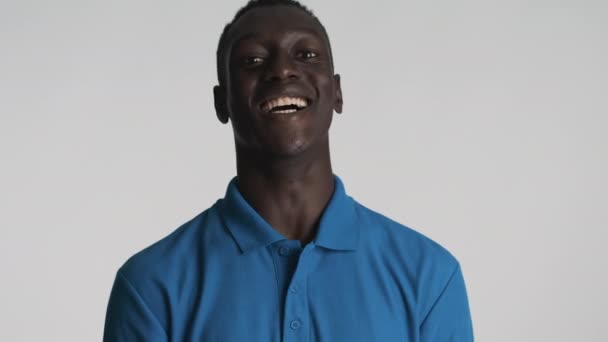 Ung Attraktiv Afrikansk Amerikansk Mand Glædeligt Viser Gestus Kamera Grå – Stock-video