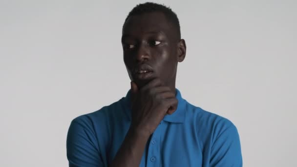 Attraktiver Afroamerikanischer Typ Der Über Grauem Hintergrund Nachdenkt Und Neue — Stockvideo