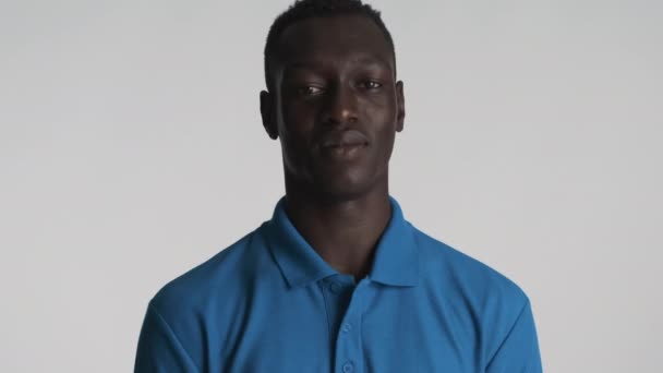 Jovem Bonito Sorrindo Afro Americano Homem Feliz Concordando Câmera Sobre — Vídeo de Stock