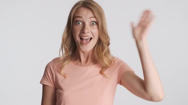 Νεαρή Ελκυστική Γυναίκα Κοιτάζει Έκπληξη Στην Κάμερα Χαιρετώντας Χειρονομία Απομονωμένη — Αρχείο Βίντεο