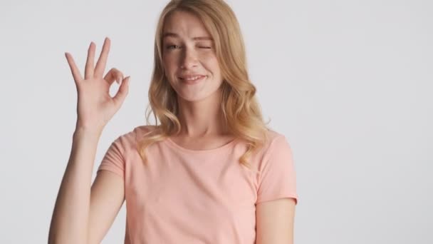 Молодая Веселая Блондинка Счастливо Подмигивает Показывая Нормальный Жест Смеясь Камеру — стоковое видео