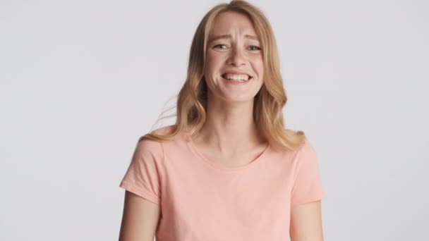 Привлекательная Эмоциональная Блондинка Счастливо Смеялась Камеру Сером Фоне — стоковое видео
