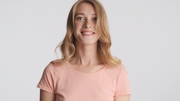 Güzel Gülümseyen Sarışın Kız Gri Arka Planda Kameraya Mutlu Bir — Stok video