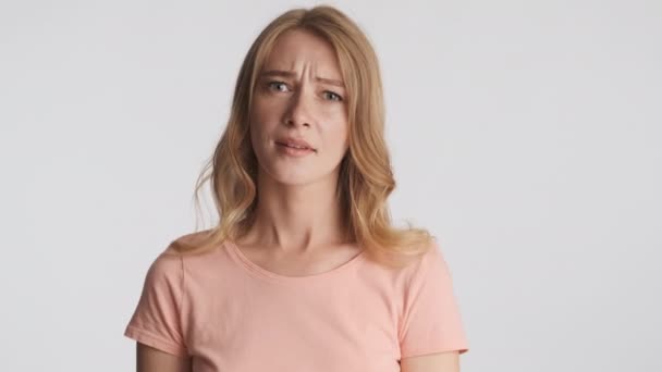 Vacker Blond Flicka Gladeligen Överens Kameran Över Grå Bakgrund Uttryck — Stockvideo
