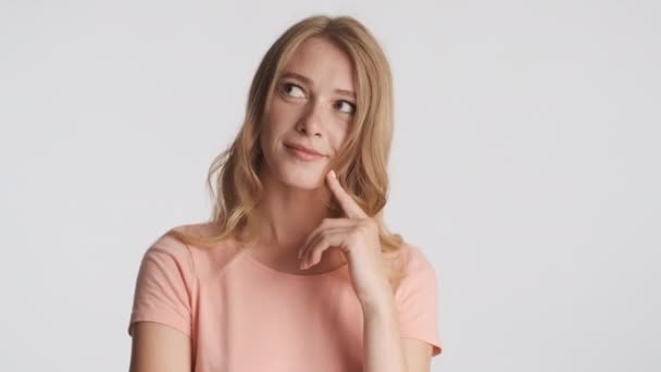 Güzel Sarışın Kız Düşünceli Bir Şekilde Kameraya Bakıyor Gri Arka — Stok video