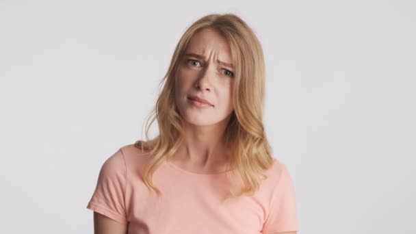 Jonge Emotionele Blonde Vrouw Zwaait Toont Geen Gebaar Met Gekruiste — Stockvideo