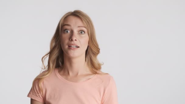 Schöne Aufgeregte Frau Die Sich Verschmitzt Vor Grauem Hintergrund Umsieht — Stockvideo