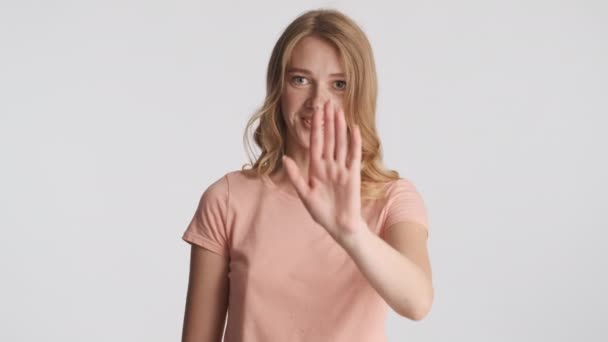 Νεαρή Ελκυστική Αστεία Γυναίκα Δείχνει Χειρονομία Αναμονής Στην Κάμερα Πάνω — Αρχείο Βίντεο