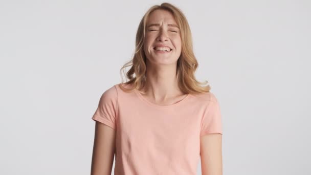 Güzel Neşeli Sarışın Kız Gri Arka Planda Kameraya Gülüyor Mutlu — Stok video