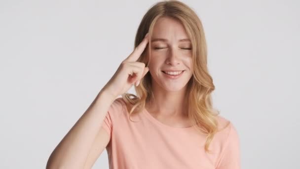 Güzel Gülümseyen Sarışın Kız Gri Arka Planda Mutlu Bir Şekilde — Stok video