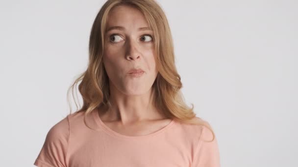 Portret Van Jonge Blonde Vrouw Emotioneel Kauwend Camera Grijze Achtergrond — Stockvideo