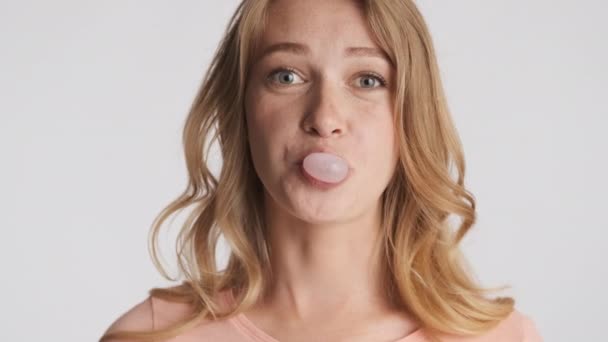 Jong Vrij Grappig Blond Vrouw Gelukkig Blazen Bubblegum Grijs Achtergrond — Stockvideo