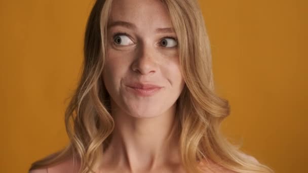 Закройте Смешную Блондинку Мечтательно Жующую Жвачку Камере Красочном Фоне Лицо — стоковое видео