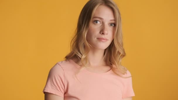 Aantrekkelijk Blond Meisje Aandachtig Kijkend Camera Kleurrijke Achtergrond Gezichtsuitdrukking — Stockvideo