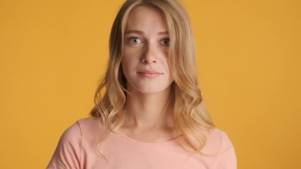 Krásná Usměvavá Blond Dívka Sebevědomě Dívá Kamery Přes Barevné Pozadí — Stock video
