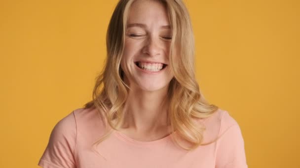 Atraktivní Usmívající Dívka Šťastně Dívá Kamery Přes Barevné Pozadí Veselý — Stock video