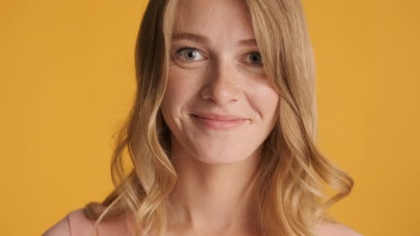 Portrét Krásné Blonďaté Dívky Šťastně Zvedající Obočí Kameře Nad Barevným — Stock video