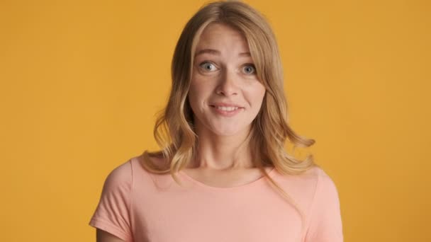 Mooi Verrast Blond Meisje Schattig Poseren Camera Kleurrijke Achtergrond Charmant — Stockvideo