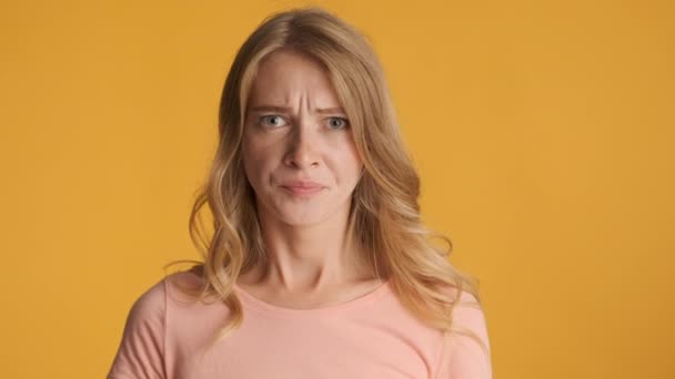 年轻的不高兴的金发女人愤怒地在彩色背景的相机上呼吸 烦躁的表情 — 图库视频影像