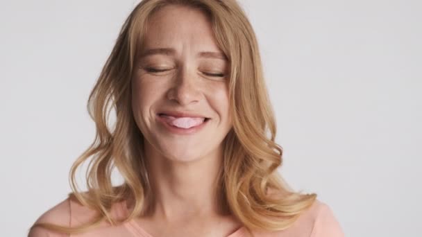 Porträt Der Hübschen Blonden Mädchen Glücklich Blasengummi Pustet Isoliert Gesichtsausdruck — Stockvideo