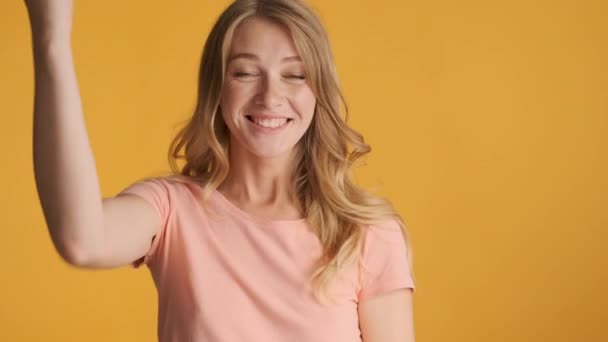 Mladý Krásný Blond Dívka Šťastně Ukazuje Ano Gesto Kameře Přes — Stock video