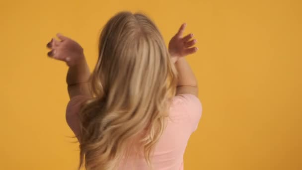 Achteraanzicht Van Mooi Blond Meisje Zwaaien Haar Camera Kleurrijke Achtergrond — Stockvideo