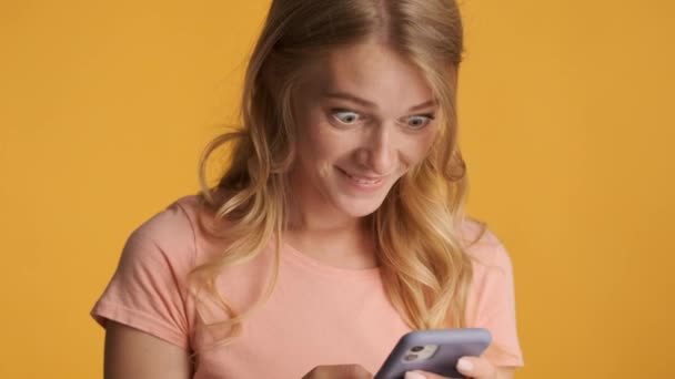 Belle Fille Blonde Gaie Aide Smartphone Réjouissant Caméra Sur Fond — Video