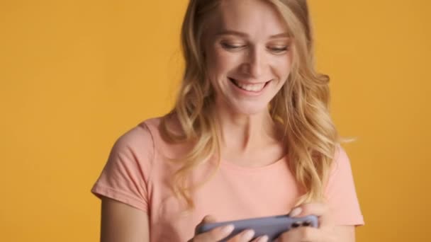 Belle Fille Blonde Gaie Jouant Joyeusement Sur Smartphone Sur Fond — Video