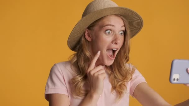 Schöne Überrascht Stilvolle Blonde Mädchen Mit Hut Glücklich Aufnahme Von — Stockvideo