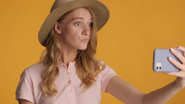 Destul Elegant Blogger Fată Pălărie Acord Aparat Fotografiat Timp Înregistrarea — Videoclip de stoc
