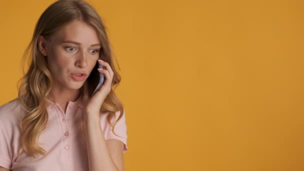 Привлекательная Серьезная Блондинка Пристально Разговаривающая Телефону Красочном Фоне — стоковое видео