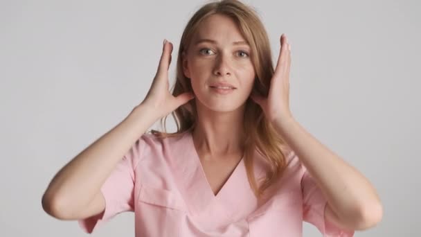 Junge Schöne Ärztin Spielt Mit Haaren Und Blickt Selbstbewusst Die — Stockvideo