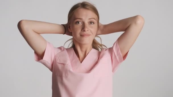 Genç Çekici Bayan Doktor Kuyruğunu Kıstırıyor Gri Arka Plan Üzerinden — Stok video