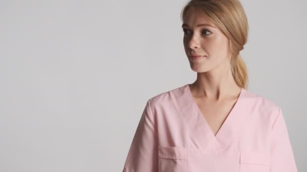 Ung Attraktiv Kvinnlig Läkare Tittar Sidan Kopiera Utrymme Och Vinka — Stockvideo